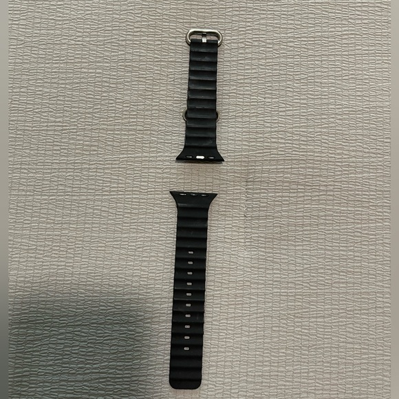 Black Apple Watch swimming band - Picture 3 of 3